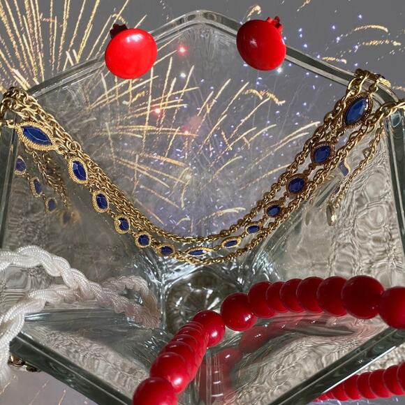 Vintage Costume Jewelry 3 Necklaces and 1 pair of clip-on earrings 4-pc Bundle - Picture 2 of 15